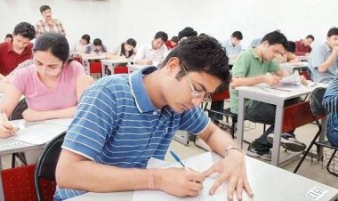 पुलिस ने NEET कैंडिडेट को मोबाइल फ़ोन इस्तेमाल करते पकड़ा।
