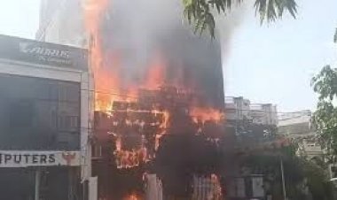 लखनऊ के कमर्शियल बिल्डिंग में लगी भीषण आग ।