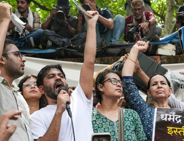 जंतर मंतर पर CJP के संस्थापक अभिजीत दिपके बोले: आप हमारी सोशल मीडिया पोस्ट हटा सकते हैं, लेकिन हमें नहीं