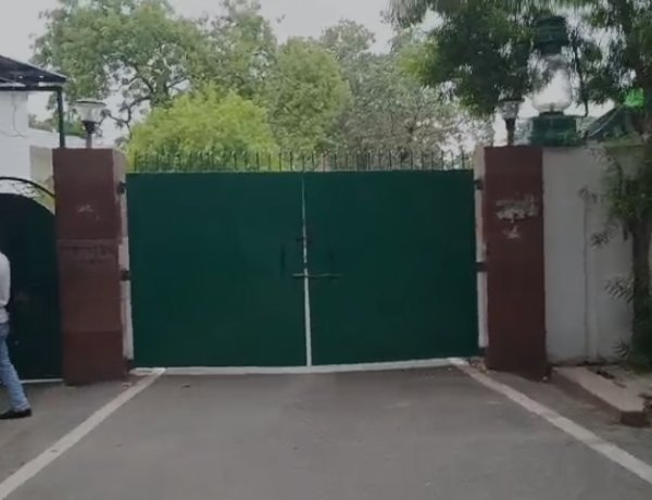 लालू-राबड़ी के बाद अब तेजस्वी ने लौटाई सरकारी सुरक्षा, 10 सर्कुलर रोड पर पसरा सन्नाटा, शक्ति यादव बोले-बीच सड़क में गोली मरवा दें ?