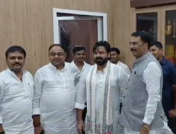भोजपुरी स्टार पवन सिंह पहुंचे बीजेपी दफ्तर, सीएम सम्राट चौधरी से की मुलाकात, पार्टी ने बनाया एमएलसी उम्मीदवार, इस दिन करेंगे नामांकन