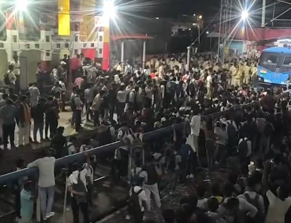 मध्य निषेद परीक्षा में ट्रैन न मिलने पर छात्रों ने मचाया तोड़ फोड़