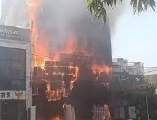 लखनऊ के कमर्शियल बिल्डिंग में लगी भीषण आग ।