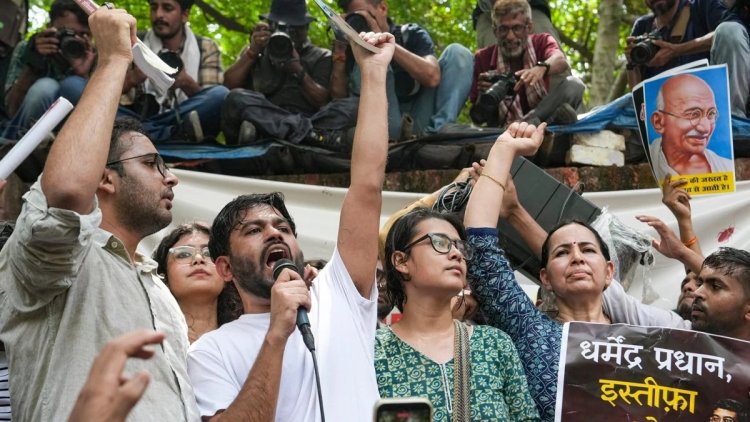 जंतर मंतर पर CJP के संस्थापक अभिजीत दिपके बोले: आप हमारी सोशल मीडिया पोस्ट हटा सकते हैं, लेकिन हमें नहीं
