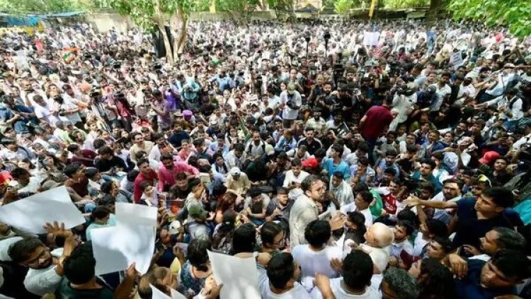 जंतर मंतर पर CJP के संस्थापक अभिजीत दिपके बोले: आप हमारी सोशल मीडिया पोस्ट हटा सकते हैं, लेकिन हमें नहीं