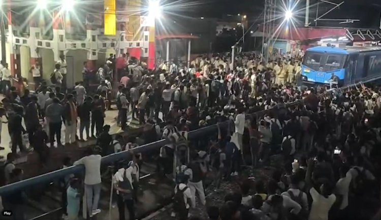 मध्य निषेद परीक्षा में ट्रैन न मिलने पर छात्रों ने मचाया तोड़ फोड़