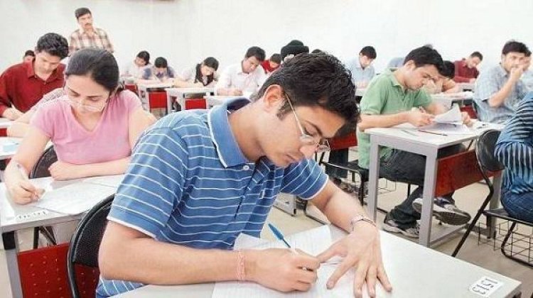 पुलिस ने NEET कैंडिडेट को मोबाइल फ़ोन इस्तेमाल करते पकड़ा।