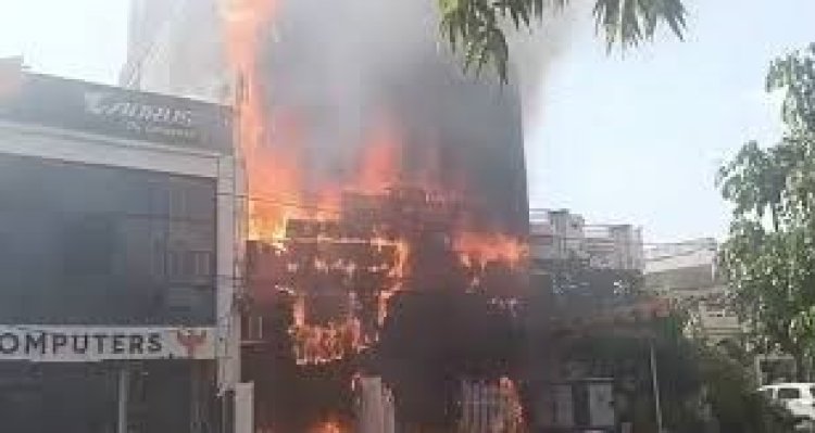 लखनऊ के कमर्शियल बिल्डिंग में लगी भीषण आग ।
