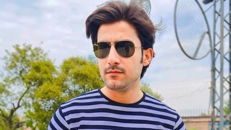 भरत तिवारी की अंतिम यात्रा में उमड़ा जनसैलाब: "भरत तिवारी अमर रहें के गूंजे नारे", लोगों ने अर्पित की श्रद्धांजलि।