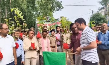 वृक्षारोपण महायज्ञ-2026: डीएम ने हरी झंडी दिखाकर निकाली जागरूकता रैली