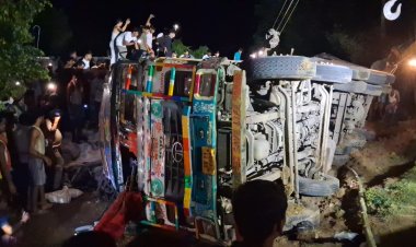 बांका सड़क हादसा: हाईवा पलटने से 6 साल के मासूम की मौत, बवाल के बाद पुलिस टीम पर हमला