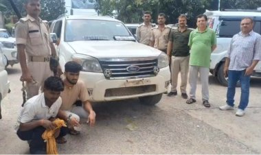 ​लखीसराय: बीजेपी झंडा लगी VIP कार से 1097 बोतल विदेशी शराब बरामद, दो तस्कर गिरफ्तार