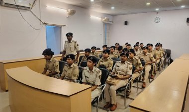 भोजपुर एसपी ने प्रशिक्षु पुलिस अवर निरीक्षकों के साथ की समीक्षा बैठक, अनुशासन और जनसेवा पर दिया जोर