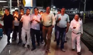 आरपीएफ जवानों की गुंडागर्दी के खिलाफ सासाराम रेलवे स्टेशन पर प्रदर्शन, न्याय की मांग को लेकर गूंजे नारे