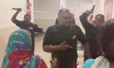 सरकारी अस्पताल में इलाज पर सवाल उठाया, तो डॉक्टर और गार्ड्स ने परिजनों को लाठियों से पीटा!