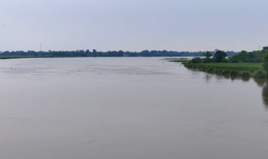 अधूरे  बांध ने डुबोई किसानों की उम्मीदें, सिकरहना नदी का पानी गांवों की सड़कों पर पहुंचा...