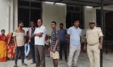 स्टेशन पर छीना-झपटी के दौरान पटरी पर गिरी महिला, ट्रेन से कटकर मौत