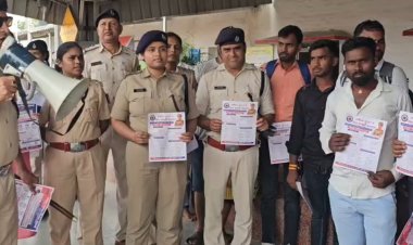 डेहरी स्टेशन पर यात्रियों को जागरूक करने पहुंचीं DSP चित्रा कुमारी, RPF भी रही साथ