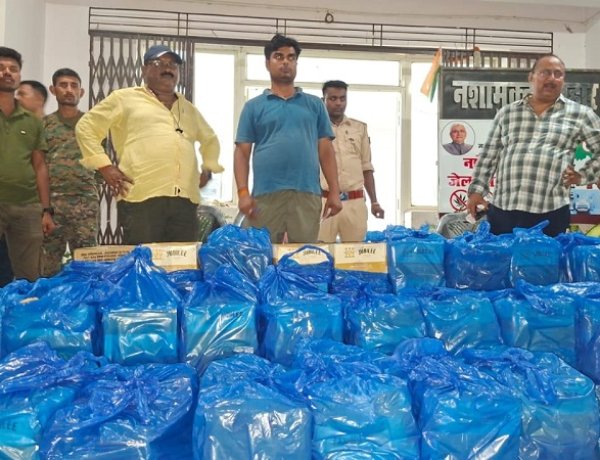 डुमरी चेकपोस्ट पर उत्पाद विभाग ने सब्ज़ी लदे पिकअप वाहन से 108 पेटी अंग्रेजी शराब किया जब्त, चालक गिरफ्तार