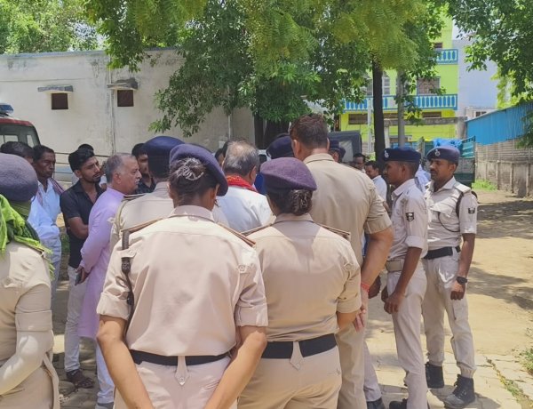 मनाली से लौट रहे परिवार की स्कॉर्पियो ट्रेलर में घुसी, हादसे में पती-पत्नी समेत 3 की मौत
