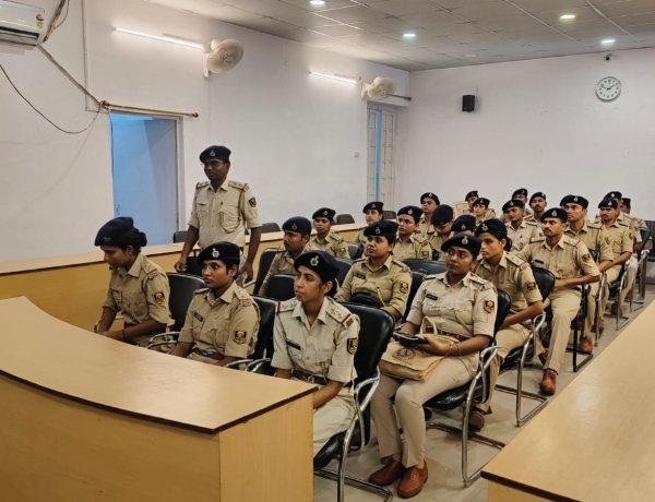 भोजपुर एसपी ने प्रशिक्षु पुलिस अवर निरीक्षकों के साथ की समीक्षा बैठक, अनुशासन और जनसेवा पर दिया जोर