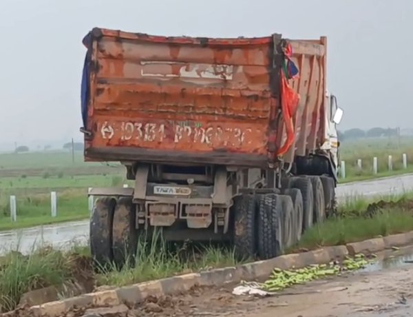 सब्जी लदे पिकअप के हाईवा ने उड़ाए परखच्चे, बेगूसराय और खगड़िया के दो युवकों ने तोड़ा दम