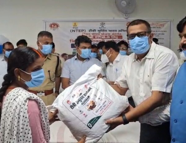 15 दिनों में 3000 से अधिक लोगों की टीबी स्कैनिंग, सासाराम में डीएम और एसपी की मौजूदगी में फूड बास्केट वितरण