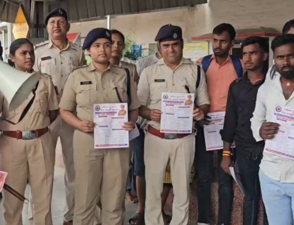 डेहरी स्टेशन पर यात्रियों को जागरूक करने पहुंचीं DSP चित्रा कुमारी, RPF भी रही साथ