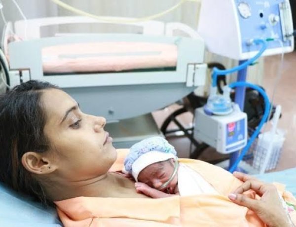50 हजार की घूस न देने पर शिक्षिका के बच्चे की मौत , 2 क्लर्क सस्पेंड...