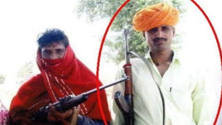 राजस्थान की अजमेर हाई सिक्योरिटी जेल में सोमवार को चंबल के डकैत जगन गुर्जर की हत्या कर दी गई. हत्या का आरोप उसी बैरक में बंद कैदी विष्णु जाट पर है.