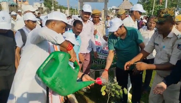 धूमधाम से मना लखीसराय जिला का 33वां स्थापना दिवस, डीएम शैलेंद्र कुमार ने पौधारोपण कर दिया पर्यावरण का संदेश