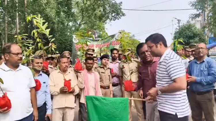 यूपी के बांदा में पर्यावरण संरक्षण को लेकर निकाली गई जागरुकता रैली, डीएम ने "एक पौधा अवश्य लगाएं" का दिया संदेश