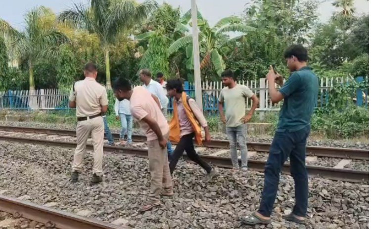 पति-पत्नी में हुई नोंक झोंक तो पति आया रेलवे ट्रैक पर हुई मौत