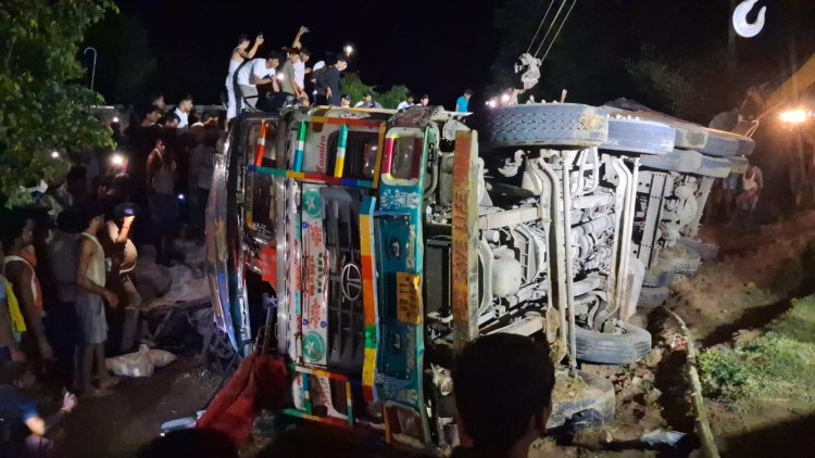 बांका सड़क हादसा: हाईवा पलटने से 6 साल के मासूम की मौत, बवाल के बाद पुलिस टीम पर हमला
