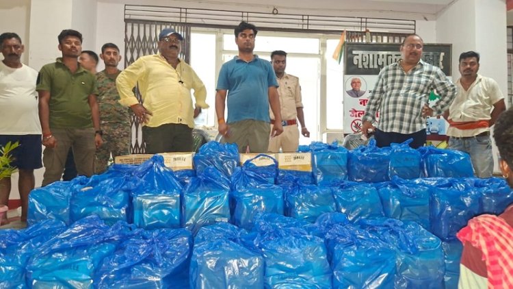 डुमरी चेकपोस्ट पर उत्पाद विभाग ने सब्ज़ी लदे पिकअप वाहन से 108 पेटी अंग्रेजी शराब किया जब्त, चालक गिरफ्तार