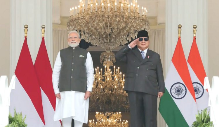PM Modi Indonesia Visit: जकार्ता में गूंजा 'मोदी-मोदी', राष्ट्रपति प्रबोवो ने प्रोटोकॉल तोड़कर एयरपोर्ट पर किया वेलकम