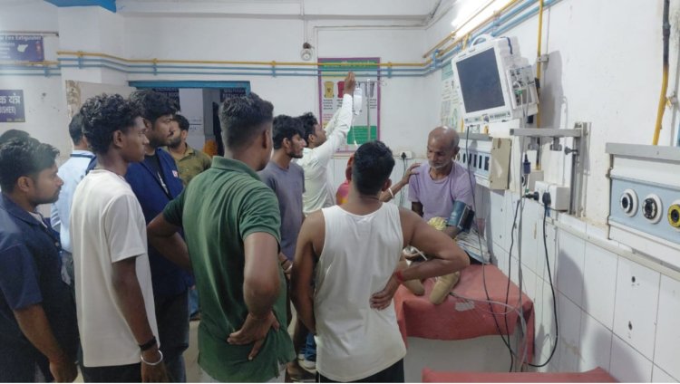 कोबरा के डंसने से वृद्ध की बिगड़ी हालत, परिजनों ने सांप को मारकर लाया सदर अस्पताल, 20 वायल एंटी-वेनम से बची जान