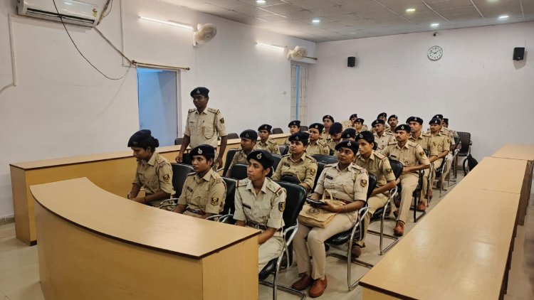 भोजपुर एसपी ने प्रशिक्षु पुलिस अवर निरीक्षकों के साथ की समीक्षा बैठक, अनुशासन और जनसेवा पर दिया जोर