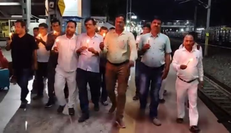 आरपीएफ जवानों की गुंडागर्दी के खिलाफ सासाराम रेलवे स्टेशन पर प्रदर्शन, न्याय की मांग को लेकर गूंजे नारे