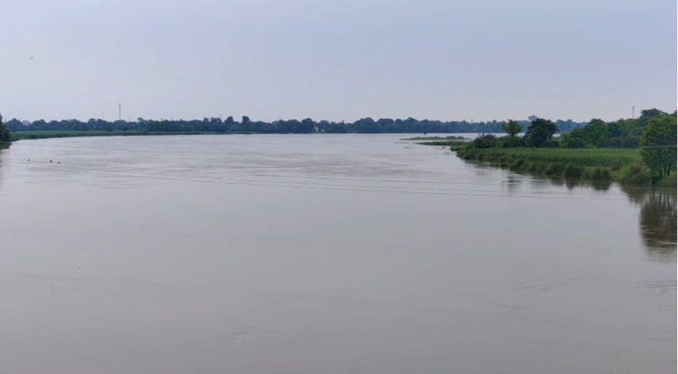 अधूरे  बांध ने डुबोई किसानों की उम्मीदें, सिकरहना नदी का पानी गांवों की सड़कों पर पहुंचा...