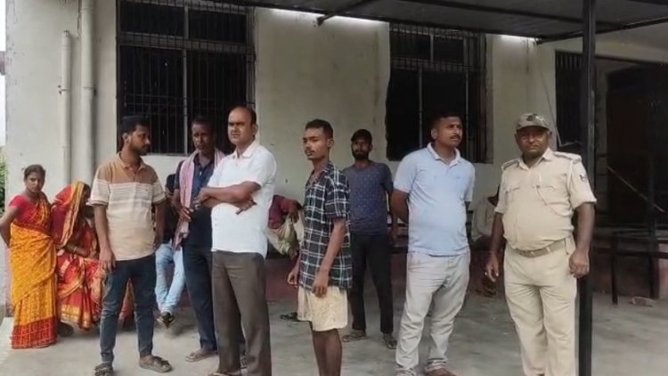 स्टेशन पर छीना-झपटी के दौरान पटरी पर गिरी महिला, ट्रेन से कटकर मौत