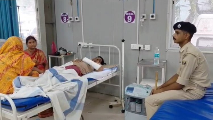 रेड के दौरान छत से कूदने पर गांजा तस्कर का हाथ टूटा, सदर अस्पताल में भर्ती