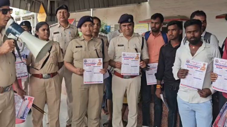 डेहरी स्टेशन पर यात्रियों को जागरूक करने पहुंचीं DSP चित्रा कुमारी, RPF भी रही साथ