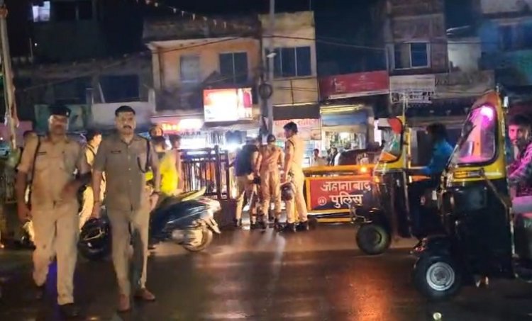 छात्र प्रदर्शन हुआ हिंसक, डीएम आवास पर पथराव; पुलिस की हवाई फायरिंग, 100 से अधिक उपद्रवी गिरफ्तार