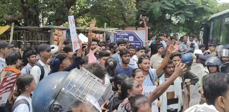 समस्तीपुर-पटना हाईवे ठप! NEET पेपर लीक पर भड़का गुस्सा, आइसा ने की आगजनी