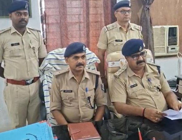 अवैध हथियार के साथ कुख्यात अपराधी गिरफ्तार, चचेरे भाई समेत दो दबोचे गए