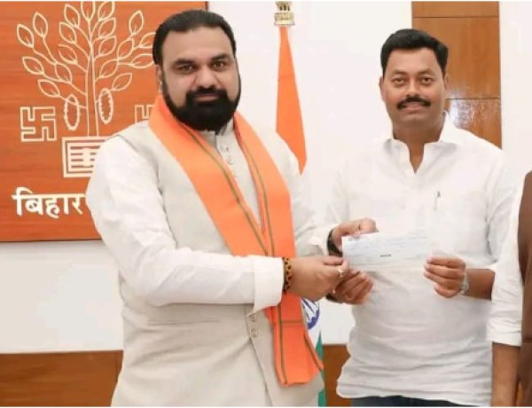 बाढ़ प्रभावित परिवारों की सहायता के लिए मंत्री श्री लखेंद्र पासवान ने मुख्यमंत्री राहत कोष में दिया एक माह का वेतन
