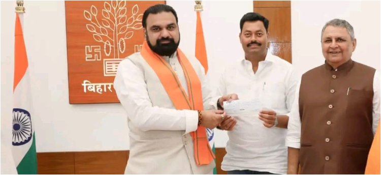 बाढ़ प्रभावित परिवारों की सहायता के लिए मंत्री श्री लखेंद्र पासवान ने मुख्यमंत्री राहत कोष में दिया एक माह का वेतन