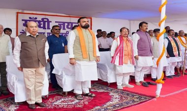 मुख्यमंत्री ने राष्ट्रपिता महात्मा गांधी की जयंती के अवसर पर उनकी आदमकद प्रतिमा पर किया माल्यार्पण