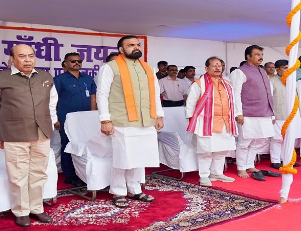 मुख्यमंत्री ने राष्ट्रपिता महात्मा गांधी की जयंती के अवसर पर उनकी आदमकद प्रतिमा पर किया माल्यार्पण